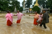 Des moniales bouddhistes traversent une zone inondée par le typhon Yagi, à Taungoo, le 14 septembre 2024 en Birmanie