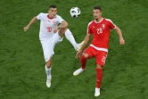 Le milieu suisse Granit Xhaka (g) à la lutte avec celui de la Serbie Sergej Milinkovic-Savic au Mondial, le 22 juin 2018 à Kaliningrad