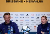 L'attaquante des Bleues Eugénie Le Sommer aux côtés du sélectionneur Hervé Renard en conférence de presse vendredi à Brisbane