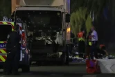 Des policiers devant le camion criblé de balles qui a foncé sur la foule le 14 juillet 2016 à Nice