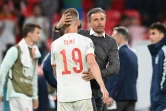 Le sélectionneur espagnol Luis Enrique réconforte le milieu de terrain Dani Olmo, après la défaite de son équipe face à l'Italie aux tirs au but (1-1, 4-2 t.a.b.), en demi-finale de l'Euro 2020, le 6 juillet 2021 au stade de Wembley à Londres