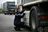 Une référente Sûreté du groupement de gendarmerie de Haute-Garonne vérifie le réservoir d'un camion de la compagnie de transport C'Express, le 16 mars 2022 à  Castelnau-d'Estrétefonds, près de Toulouse