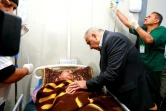 Le Premier ministre irakien Adel Abdel Mahdi rend visite à un des survivants du naufrage qui a fait 100 morts à Mossoul en Irak le 21 mars 2019. Photo distribuée par les services du Premier ministre irakien