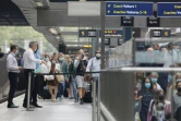 Des voyageurs, portant des masques de protection, sur un quai de la gare St Pancras de Londres, à leur descente de l'Eurostar en provenance de Paris, le 14 août 2020 