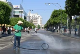 Un employé de la mairie de Tunis nettoie un secteur de l'avenue Habib Bourguiba, théâtre d'un attentat suicide la veille, le 28 juin 2019