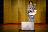 La geisha "Chacha" danse durant une soirée en ligne avec des clients de "Meet Geisha", à Hakone le 13 juin 2020