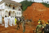 Des secouristes et des sodats à la recherche de survivants après les coulées de boue à Freetown en Sierra Leone, le 15 août 2017