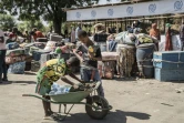Des enfants vendent de l'eau et des boissons aux personnes ayant fui le Soudan et trouvé réfuge à Metema, en Ethiopie, le 4 mai 2023