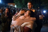 Scène de retrouvailles entre une femme et une personne proche tout juste libérée de prison, à Minsk, le 13 août 2020