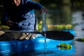 Omar Menchaca récupère des déchets en plastique sur les canaux de Xochimilco, le 25 janvier 2022 au Mexique