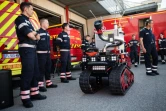 Des Marins-Pompiers de Marseille près du robot "Colossus", capable de détecter le Covid-19 et de décontaminer un environnement, le 14 mai 2020 à Marseille