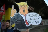 Un homme porte une caricature de Donald Trump disant "Réchauffement global? Je n'y crois pas", le 30 novembre 2018 à Buenos Aires. Le climatoscepticisme du président américain est un modèle pour les certaines Européens