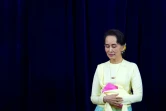 Aung San Suu Kyi, qui dirige de facto le gouvernement birman, quitte la scène après s'être adressée à des étudiants de l'université de Yangoun, le 28 août 2018