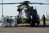 Un malade du Covid-19 est installé dans un hélicoptère militaire français qui va l'évacuer vers l'Allemagne, le 28 mars 2020 à Metz