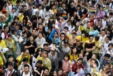Des manifestants taïwanais célèbrent la légalisation du mariage gay le 17 mai 2019 devant le Parlement à Taipei
