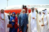 Le président turc Recep Tayyip Erdogan (C) et sa femme Emine Erdogan, accueillis à Doha par l'émir cheikh du Qatar Tamim bin Hamad Al-Thani (D), le 24 juillet 2017 (photo fournie par le service de presse de la présidence turque)