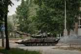 Un char ukrainien dans une rue de Severodonetsk pendant des tirs de mortier, le 18 mai 2022 en Ukraine
