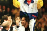 Honneur au vaincu: Yannick Noah porte Stefan Edberg sur ses épaules, le 1er décembre 1991 à Malmö après le dernier match de la carrière du Suédois, une défaite en finale de la Coupe Davis 