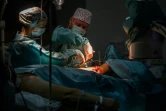 Des chirurgiens opèrent un soldat ukrainien blessé à la jambe, dans un hôpital militaire ukrainien à Zaporojie, le 18 avril 2022
