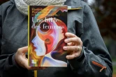 La "Bible des femmes" publiée par une vingtaine de théologiennes, dans les mains d'une des auteures le 20 novembre 2018 à Genève