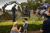 Une démonstration sur la manière de creuser une tombe lors de la commémoration des 150 ans du cimetière de Rookwood, en Australie, le 24 septembre 2017