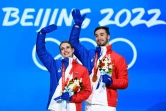 Le couple en or Gabriella Papadakis-Guillaume Cizeron sur la haute marche du podium de la danse sur glace aux Jeux de Pékin, le 14 février 2022 
