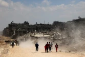 Des Palestiniens à Khan Younès, grande ville du sud de Gaza, après le retrait des troupes israéliennes, le 7 avril 2024  