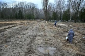 Des habitants cherchent les tombes de leurs proches à Tcherniguiv, le 5 avril 2022 en Ukraine