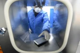 Un technicien de laboratoire prend des échantillons récupérés sur des personnes à tester pour le nouveau coronavirus, à Wuhan en Chine le 6 février 2020