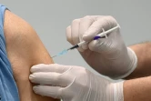 Un homme reçoit une dose du vaccin anti-Covid19, Pfizer-BioNTech, le 18 mars 2021 dans un centre de vaccination à Nuremberg