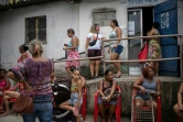 Des femmes font la queue pour une distribution de nourriture dans une favela de Rio de Janeiro, le 7 avril 2020 au Brésil