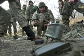 Des soldats ukrainiens participent à un entraînement de déminage dans la région de Donetsk, le 6 décembre 2023
