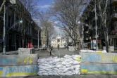 Une barricade bloque l'accès à l'opéra d'Odessa, le 17 mars 2022 en Ukraine