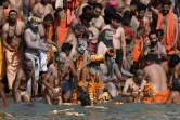 Des sadhous, célèbres ermites hindous, se baignent dans les eaux du Gange à Haridwar (Inde) le 11 mars 2021