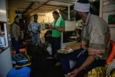 Des migrants secourus à bord du Sea Watch 3, navire affrêté par des ONG allemandes et battant pavillon néerlandais, mangent un plat chaud, le 5 janvier 2019