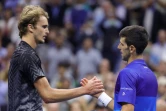 Le Russe Alexander Zverev félicite le Serbe Novak Djokovic, après sa victoire en demi-finale de l'US Open, le 10 septembre 2021 à New York