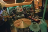 Répétition dans leur studio à Belgrade pour les membres du groupe "Dingospo Dali", le 26 juillet 2020