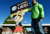 Une militante de Greenpeace manifeste devant le site de Volkswagen avec une pancarte représentant Pinocchio et réclamant la fin des mensonges, le 25 septembre 2015 à Wolfsburg