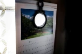 Un miroir et un calendrier dans l'appartement d'un Japonais mort seul chez lui à Tokyo, le 19 août 2017
