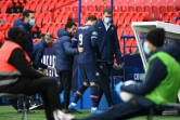 L'attaquant argentin du Paris-SG, Mauro Icardi (c), quitte le terrain blessé lors du 8e de finale de la Coupe de France contre Lille, au Parc des Princes, le 17 mars 2021