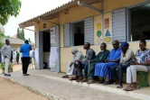 Des électeurs attendent devant un bureau de vote lors des élections législatives au Sénégal, à Dakar le 17 novembre 2024