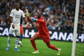 Le milieu guinéen de Marseille Bouna Sarr (g) vient de tromper son propre gardien Steve Mandanda le 21 septembre 2019 à Marseille