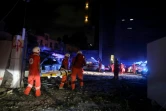 Des membres de la Croix-Rouge libanaise transporte une femme blessée dans les explosions du port de Beyrouth le 4 août 2020