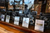 Des appareils photos d'occasion exposés chez Popeye Camera, un magasin spécialisé dans la photographie argentique, le 9 juillet 2024 à Tokyo