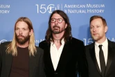 Taylor Hawkins (g), Dave Grohl (c) et Nate Mendel, membres du groupe de rock Foo Fighters, à New York, le 18 novembre 2021