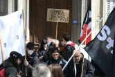 Une manifestante brandit une pancarte sur laquelle on peut lire "Conseil ou pas, on n'en veut pas !", lors de la 12e journée d'action contre la réforme des retraites, le 13 avril 2023 à Paris 