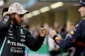 Le pilote britannique Lewis Hamilton (Mercedes), 2e des qualifications, salue le Néerlandais Max Verstappen (Red Bull), auteur de la pole position du dernier Grand Prix de la saison de Formule 1, le 11 décembre 2021 sur le ciruit de Yaz Marina à Abou Dhabi
