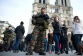 Soldats déployés devant Notre-Dame le 30 décembre 2015 à Paris
