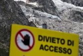 Une pancarte interdisant l'accès devant leglacier de Planpincieux à Courmayeur, le 6 août 2020 au Val Ferret, en Italie