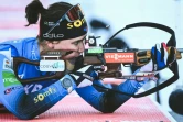 La Française Julia Simon, sur le pas de tir, lors de la poursuite, comptant pour la Coupe du monde de biathlon, le 18 décembre 2021 au Grand Bornand
